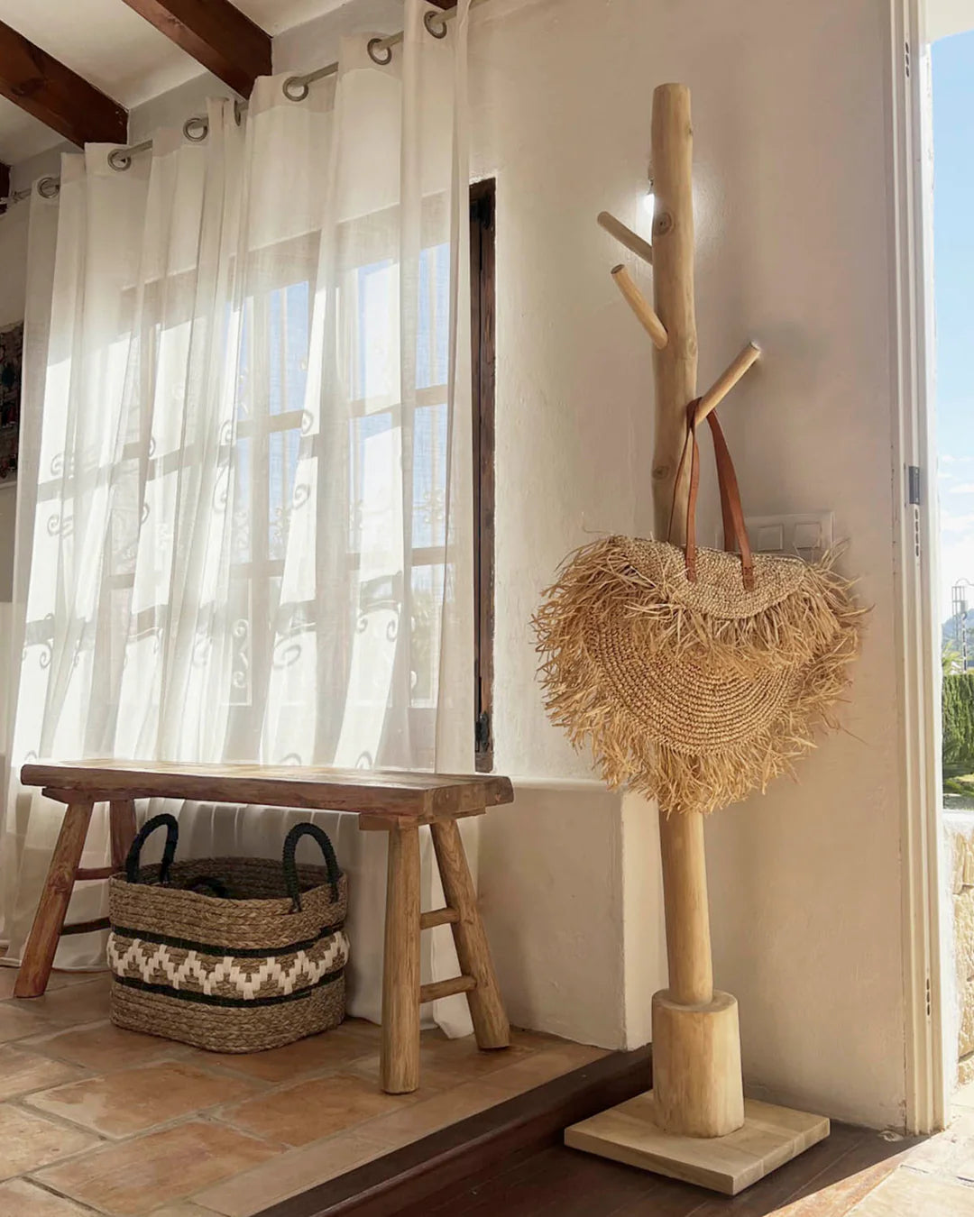 Perchero de pie de madera rústico