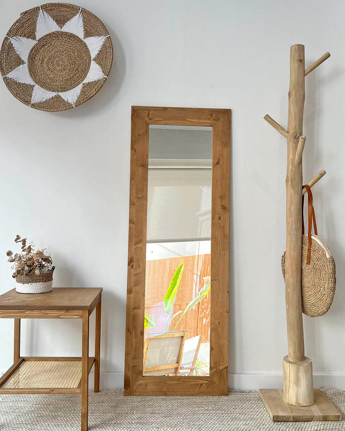 Perchero de pie de madera rústico