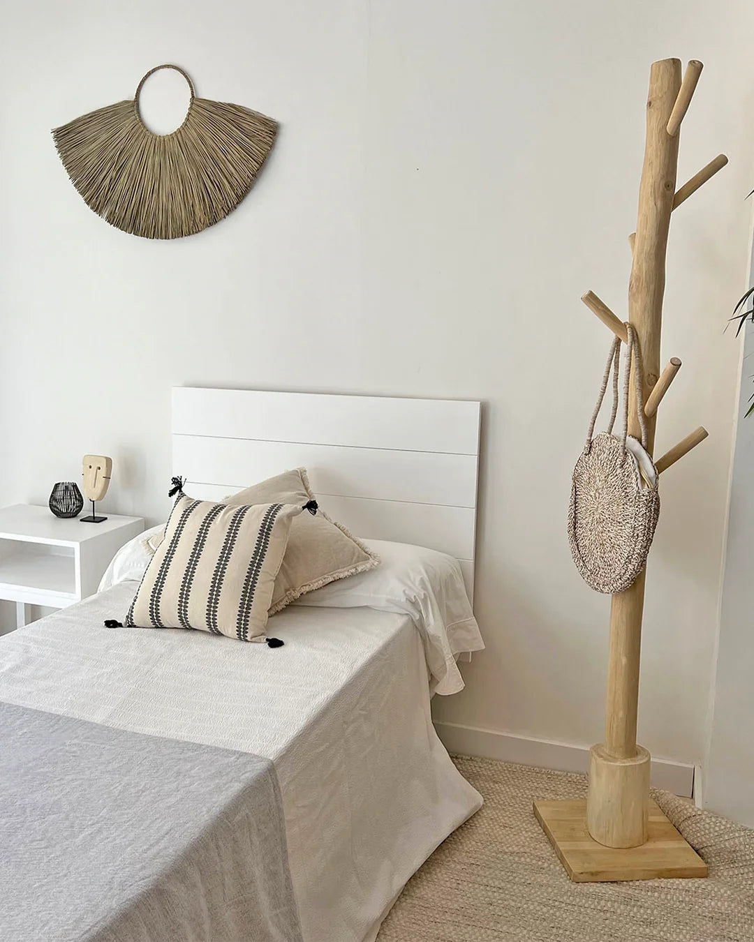 Perchero de pie de madera rústico